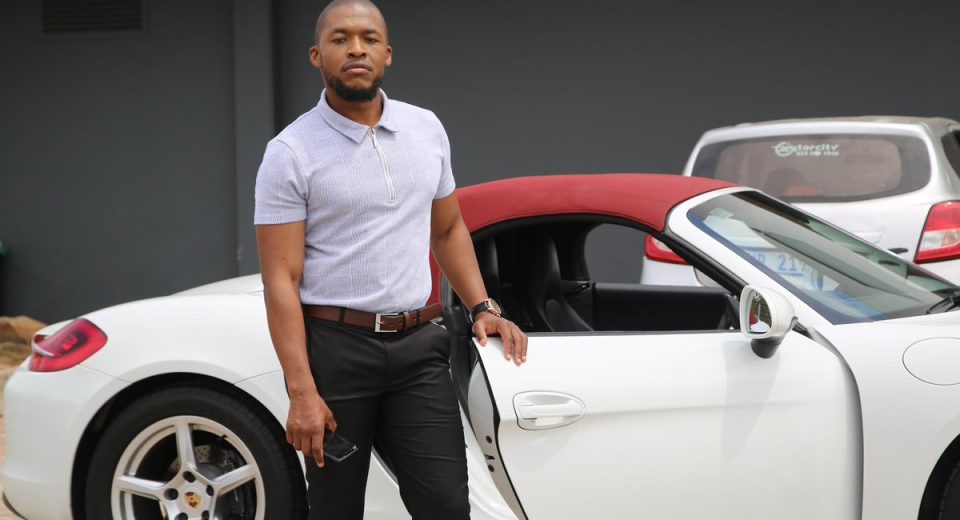 Former Generations actor, Nyaniso Dzedze, is set to join eTV soapie Durban Gen as Doctor Dhlomo. The actor confirmed the news on his official Twitter page