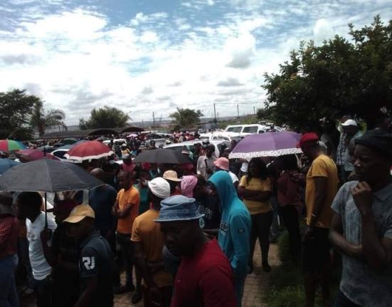 Over hundrand unemployed youth members of Emalahleni waited under the boiling heated sun, at Extention 7 Park in Ezinambeni