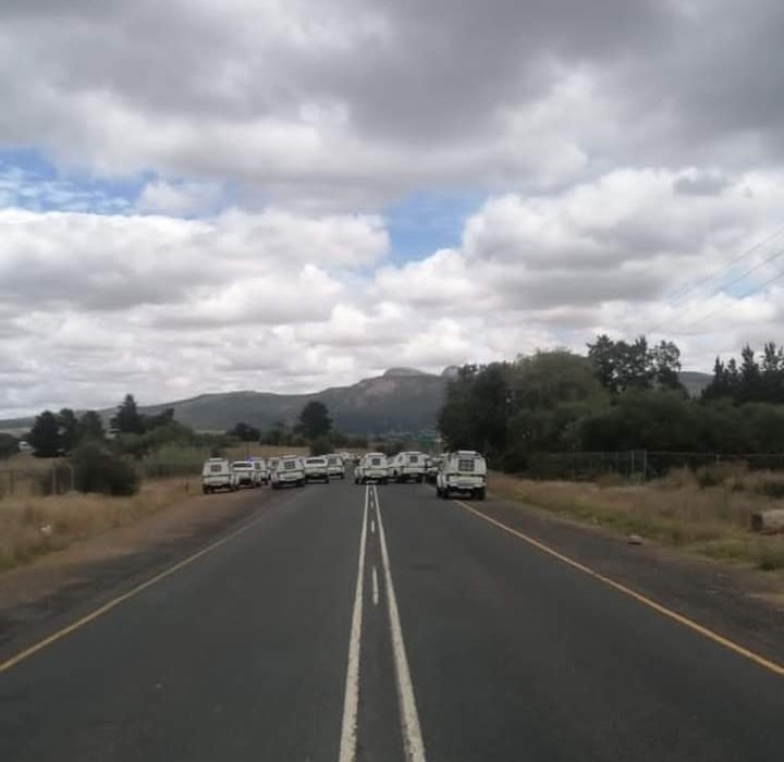 One of five armed robbers was killed and the other four suspects arrested after a foiled Post office armed robbery in Paarl