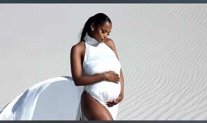 A breathtaking pregnancy reveal from Ayanda Thabethe who's pregnancy seem to be giving her the glow. On white sand with a stunning white