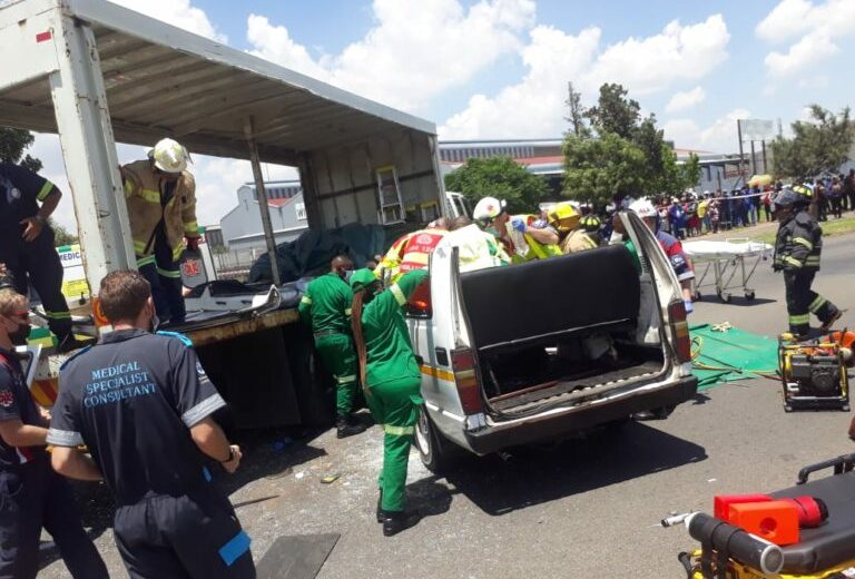 Five people were entrapped in a taxi vehicle that was involved in a collision in the afternoon, police and paramedics are on site for rescue.