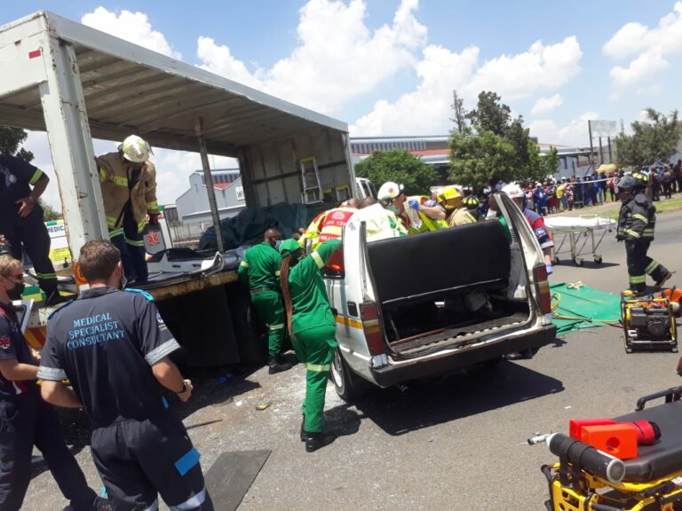 Five people were entrapped in a taxi vehicle that was involved in a collision in the afternoon, police and paramedics are on site for rescue.